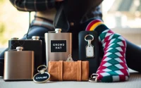 Explore cheap groomsmen gifts like personalized keychains and stylish flasks, perfect for any wedding.