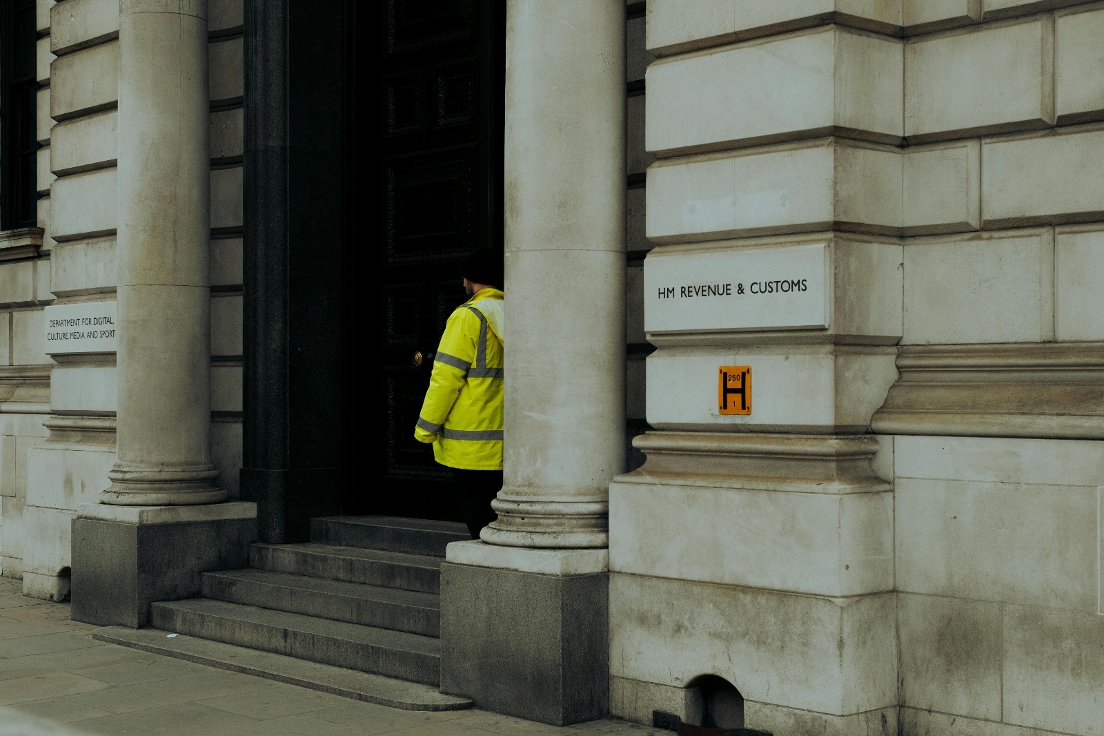 Affordable Security Dog Services Leeds – Protecting Businesses